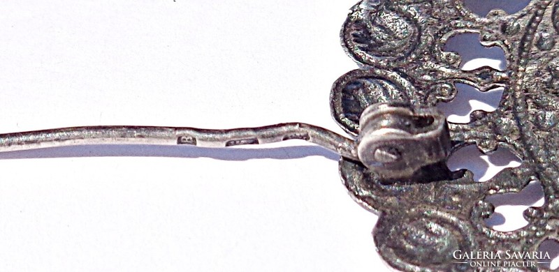 Pénzverdében készült áttört mintás malachit köves ezüst bross