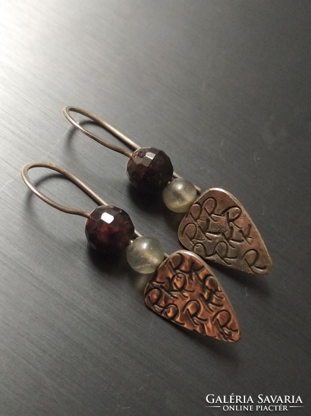 Cool silver earrings with garnet and labradorite