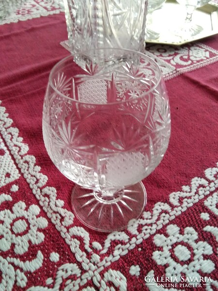 Fehér konyakos kristály üveg kínáló 6 db fehér kristály konyakos pohárral.