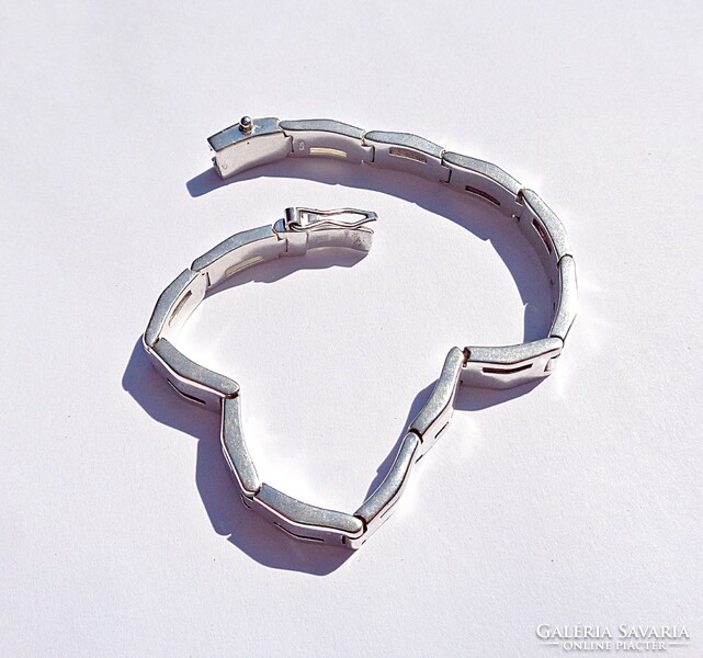 19.4 cm. Long, 8 mm. Wide 925 sterling silver bracelet