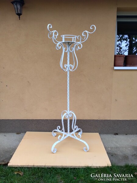 Standing flower stand. Wrought iron type.