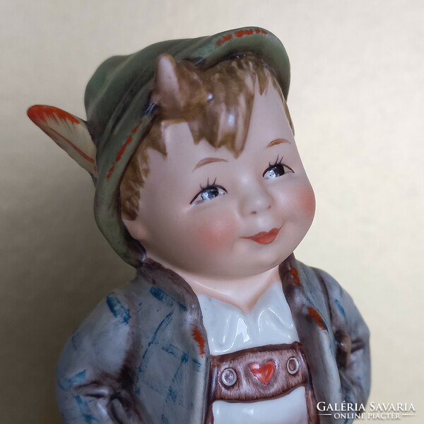 Hummel boy with slingshot (13.5 cm)