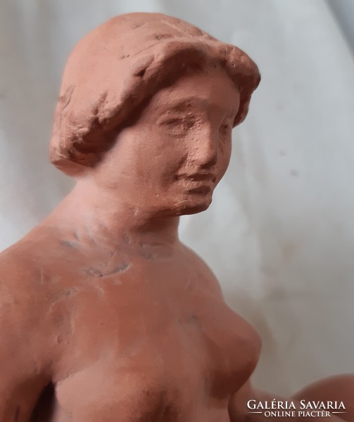 Hoof rose: sitting nude statue, 21 cm