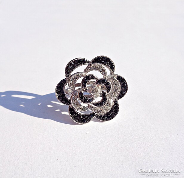 Silver ring with many stones and flower pattern