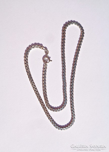 39.5 cm long, 3 mm. Wide silver necklace
