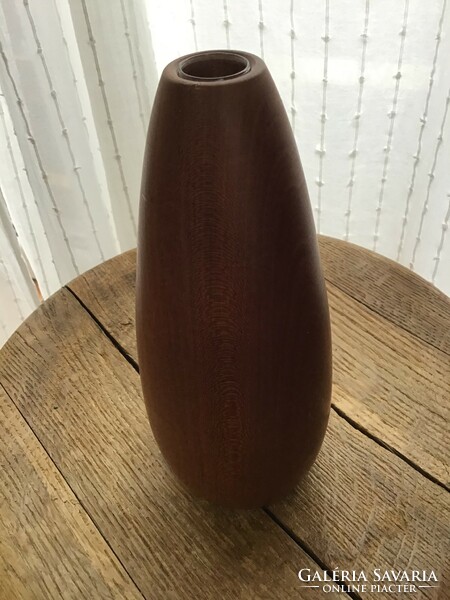 Régi modern fa váza, belsejében üvegcsővel