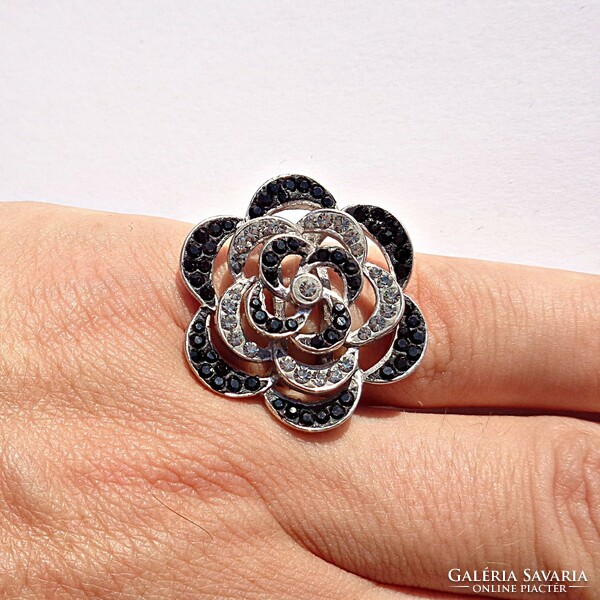 Silver ring with many stones and flower pattern