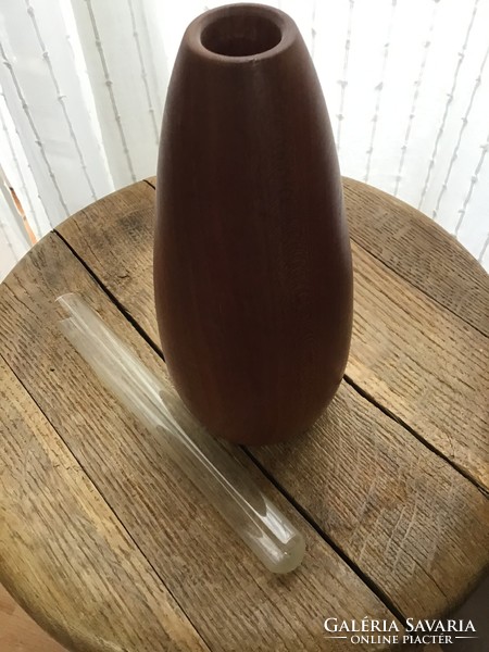 Régi modern fa váza, belsejében üvegcsővel