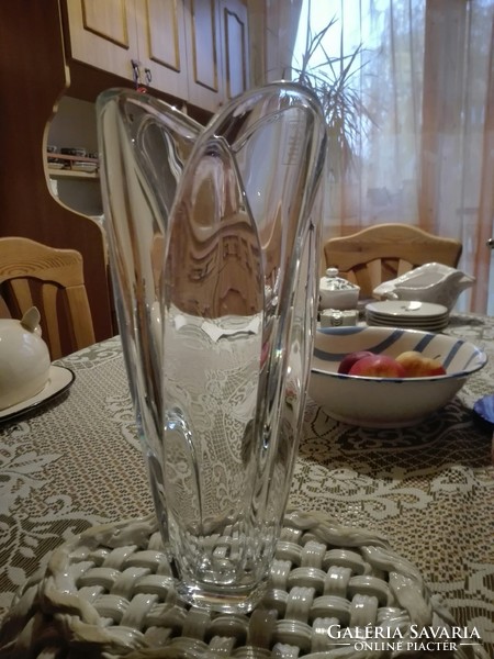 25 X11 cm is simply elegant! Exceptionally nice glass vase