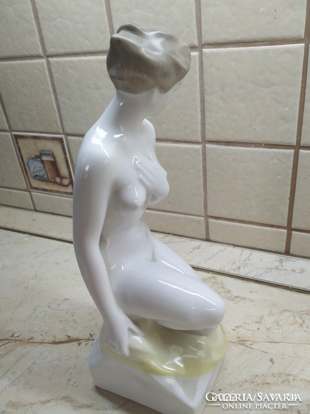 Női akt szobor  eladó!Hollóházi porcelán  nő