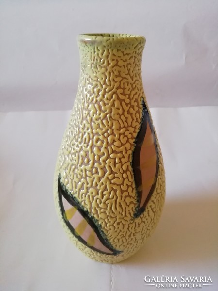 Iparművészeti kerámia váza - krémszínű rücskös váza hibátlan, jelzett 19 cm