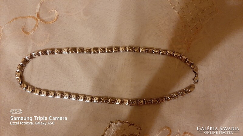 Showy silver necklace, in beautiful condition, with a special pattern at a very good price.