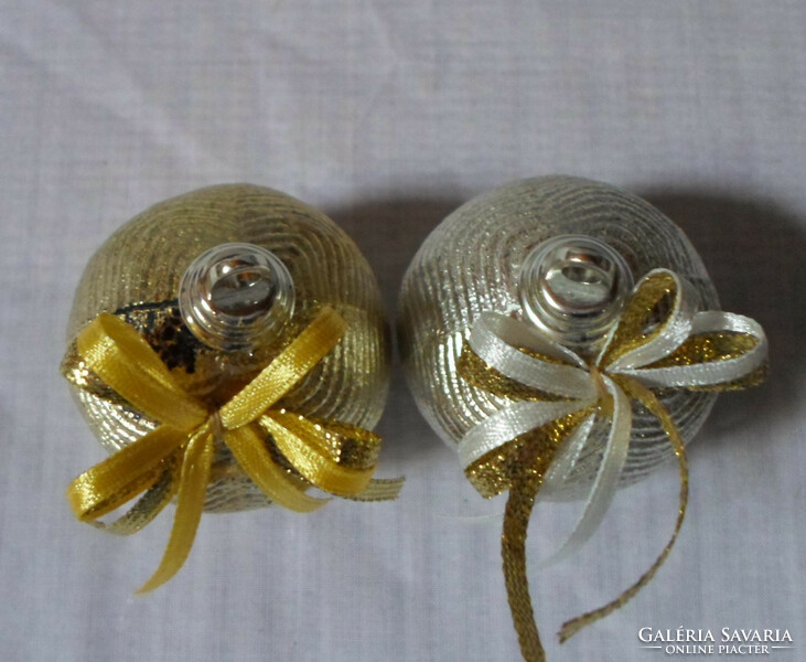 Retro Christmas tree decoration: gold and silver colored, wave-patterned ball, ribbon