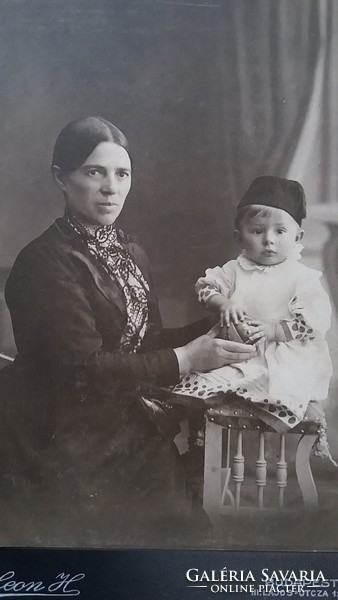 Antik fotó Leon H. fotográfus Budapest műtermi fénykép anya gyermekével
