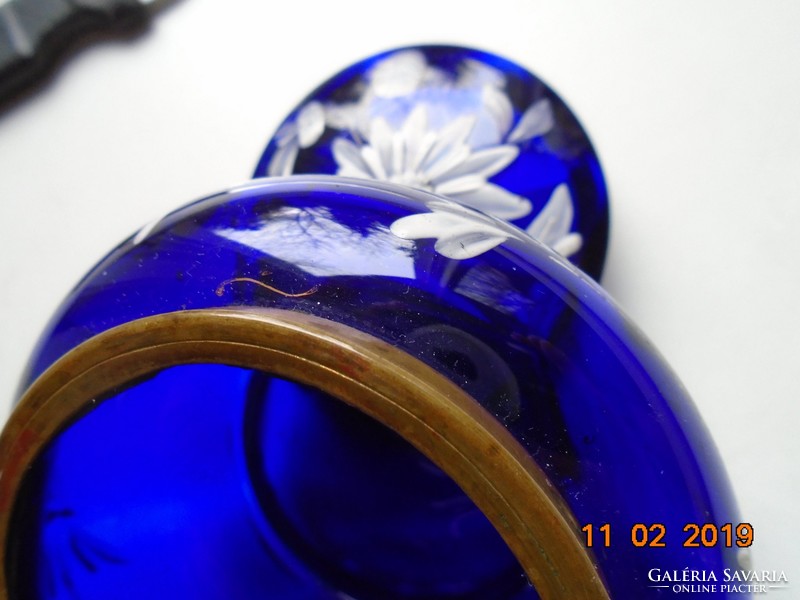 1900 Szecessziós francia Kobaltkék üveg bonbonier fehér zománc virággal tűzaranyozott szerelékkel