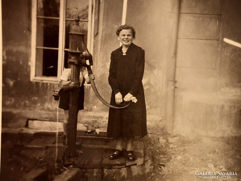 Régi fotó vintage női fénykép vaskút kép 1944