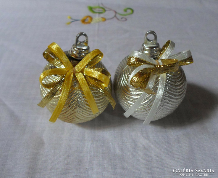 Retro karácsonyfadísz: arany és ezüst színű, hullámmintás gömb, szalag