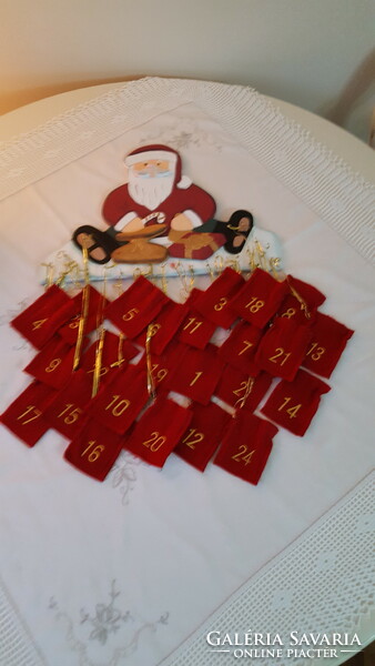 Advent calendar, wooden Santa Claus with small bags that can be hung on it