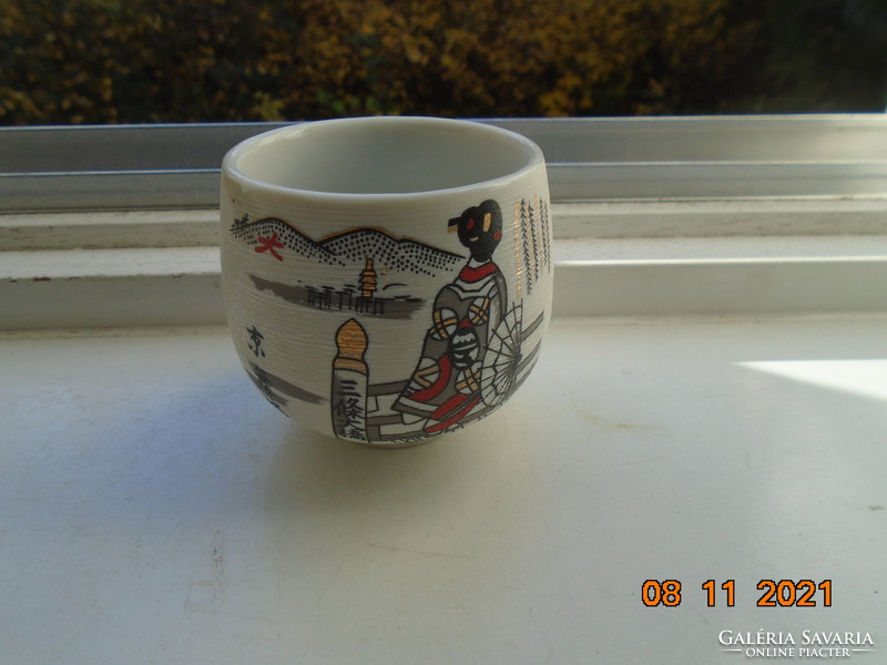 Kézzel festett ,kézzel jelzett fekete arany modern japán csésze tájkép gésával dombor csíkokkal