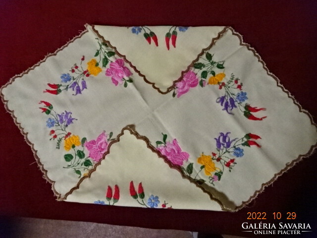 Embroidered tablecloth, embroidered on yellow linen with a Kalocsa pattern. He has! Jokai.