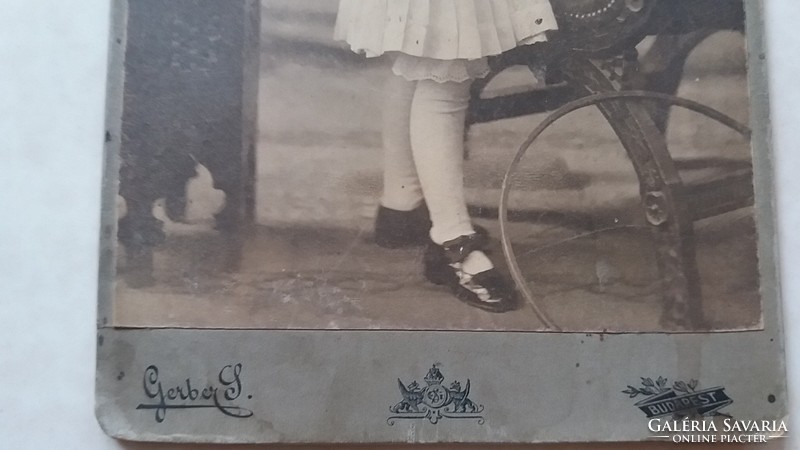 Antik gyerekfotó Gerber S. fotográfus Budapest műtermi kislány fénykép