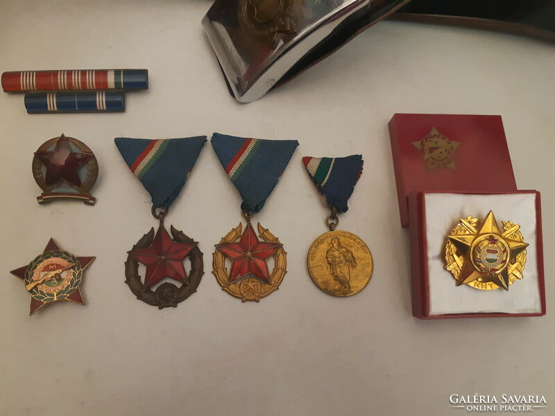 Kádár korszakból rendőrségi relikviák jelvény öv kitüntetés vállap