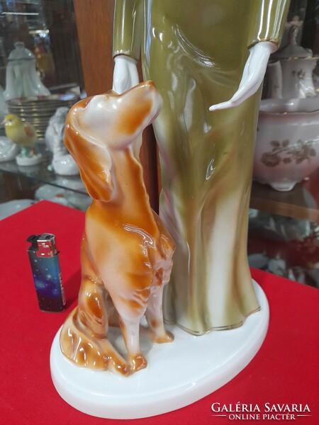 Ritka Hollóháza Kézi Festésű Kalapos Hölgy Ír Szetter Kutyával Porcelán Szobor,Figura. 40.5 cm.