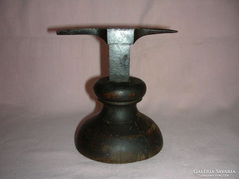 Watchmaker's or goldsmith's horn anvil