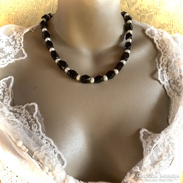 Vintage igazgyöngy és obszidián ásvány nyakék, drágakő nyaklánc, fekete-fehér nyakék, 46 cm