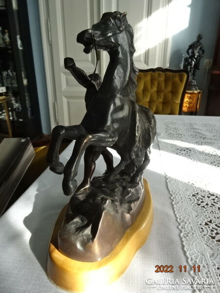 Bronz Antik lovas lovát fékező  szobor, ember és állat ábrázolás súlya 7,5 kg. Vanneki!