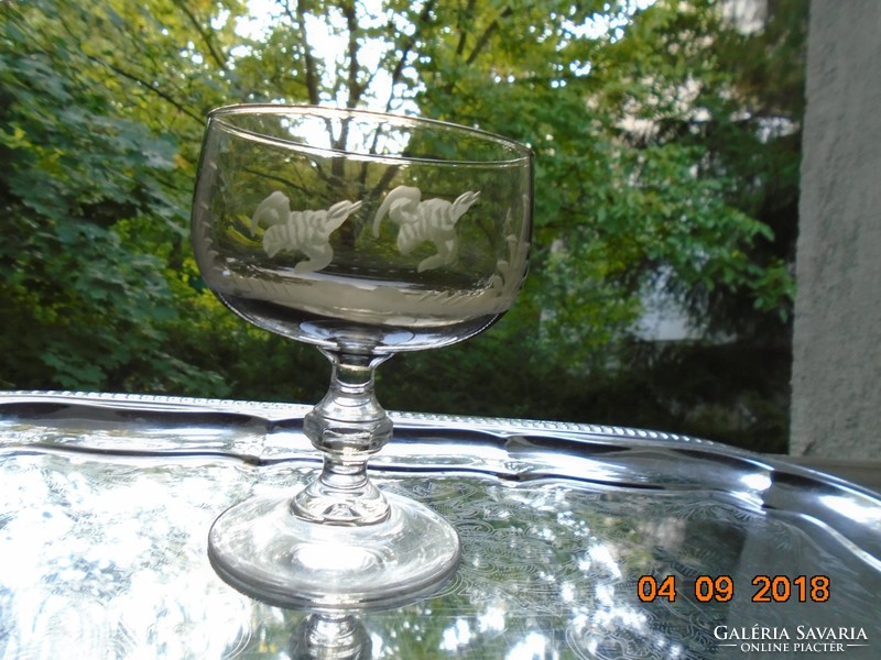 Savmaratott Fajd kakas mintás francia borostyán üveg talpas pohár