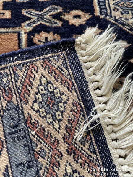 Hand-knotted Pakistani carpet 93x110