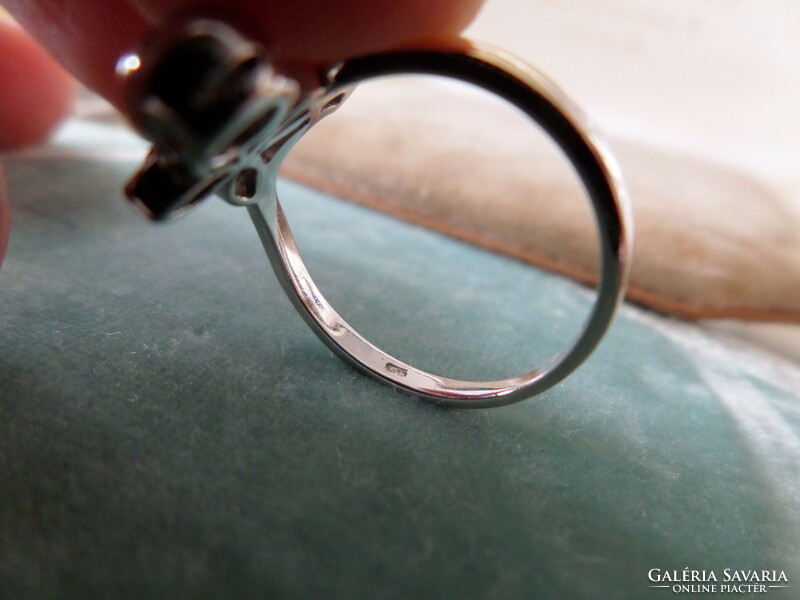 Art Nouveau style gold ring with glasses