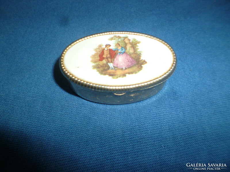 A small ring box with a baroque scene