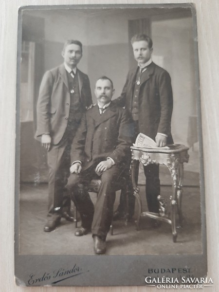 Antique photo of father and sons from the workshop of Sándor Erdoss 24, Thököly út, Budapest, circa 1899