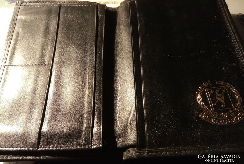 Fekete bőr irattartó tárca pénztárca buksza ajándék tárgy Közalkalmazottak Szakszervezetétől 1990