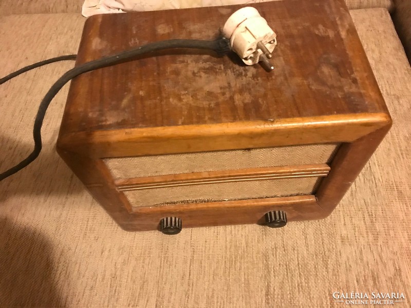 Small, wooden box radio, nostalgia radio. 30X25 cm
