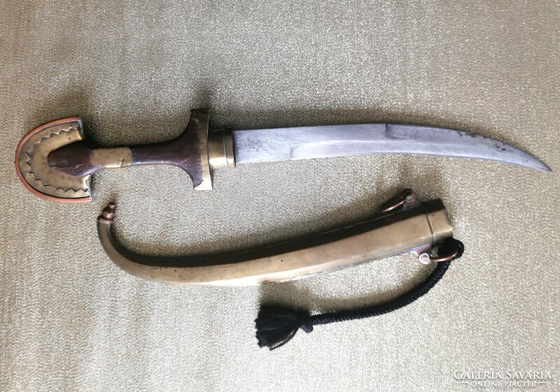 Eastern dagger, saber with yellow and red copper inlay