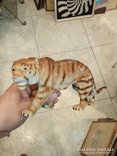Tiger porcelain statue, size 27 x 11 cm, marked.