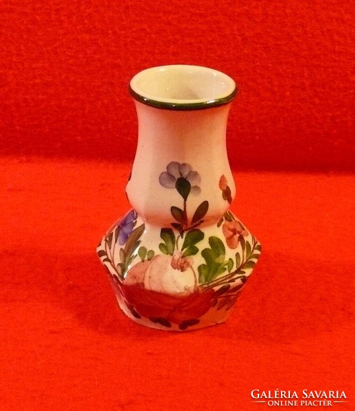 Szépen formált és díszített kislődi váza
