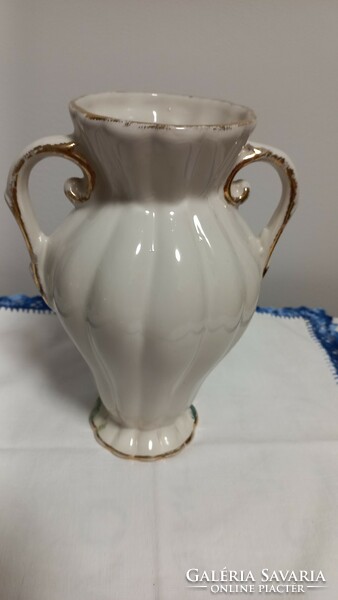 Porcelánfajansz váza, festett díszítéssel, aranyozott dekorral, olvashatatlan jelzéssel