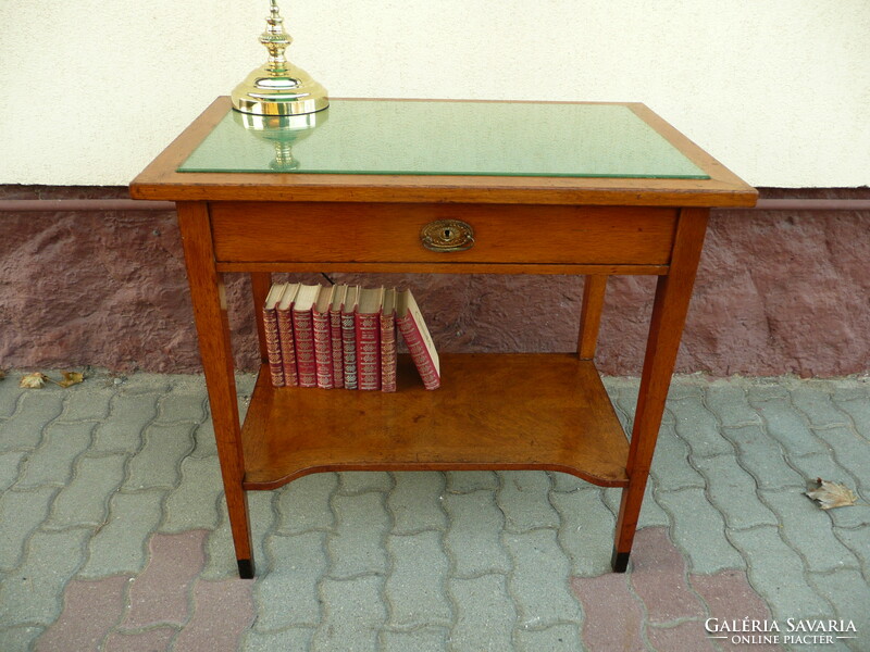 AKCIÓ! szecessziós, tömör keményfa, üveg tetejű, alul könyvespolcos íróasztal / laptop asztal