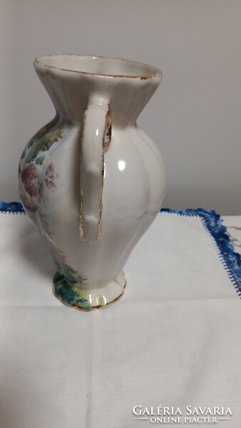 Porcelánfajansz váza, festett díszítéssel, aranyozott dekorral, olvashatatlan jelzéssel