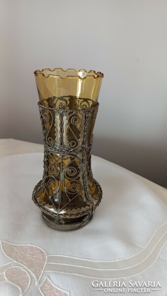 Különleges, empire stílusú barna üveg váza, fém rátéttel, kézi munka, fodros szélű