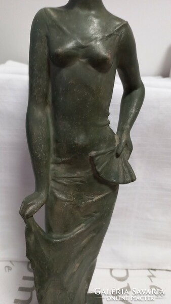 Deák László keramikus műhelye, terrakotta szobor, lány legyezővel, jelzett