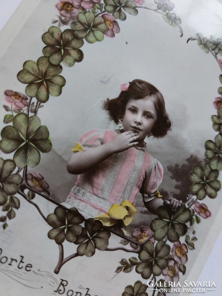 Régi képeslap 1910 fotó levelezőlap kislány lóhere