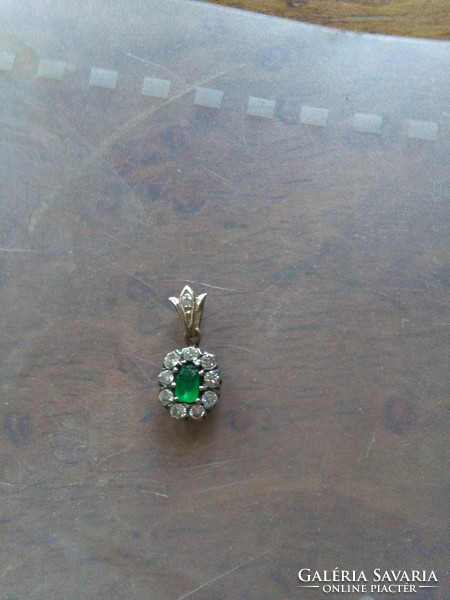 14 karátos arany medál egy nagy smaragd és körötte 9 db régi csiszolású gyémánt kövel (0,9 carát)