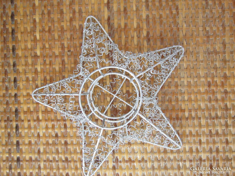 Star-shaped metal mesh candlestick