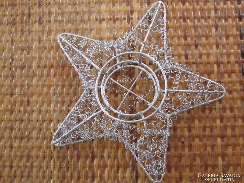 Star-shaped metal mesh candlestick