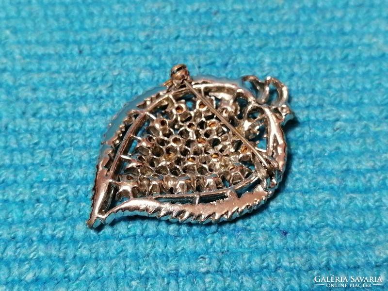 Leaf brooch (507)